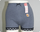 【日本製】ソフト＆フィットの1分丈　紐リボン付き / ソフトで伸縮性の有る素材です。ウエストはコメットを千鳥で縫製しています。股上は深めです。足口は細いストレッチレースを使用しています。ウエストには可愛い紐リボンをつけています。裏が薄起毛でソフトで暖かい素材です。