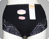 【日本製】豪華なストレッチレースでヒップアップ、アウターにラインが響きにくいストレッチショーツ / 天然系のポリノジックと綿が中心。ポリウレタンによりストレッチ性が優れています。パワーのある豪華なストレッチレースでヒップラインをカバーしていますのでヒップアップ効果が期待できます。